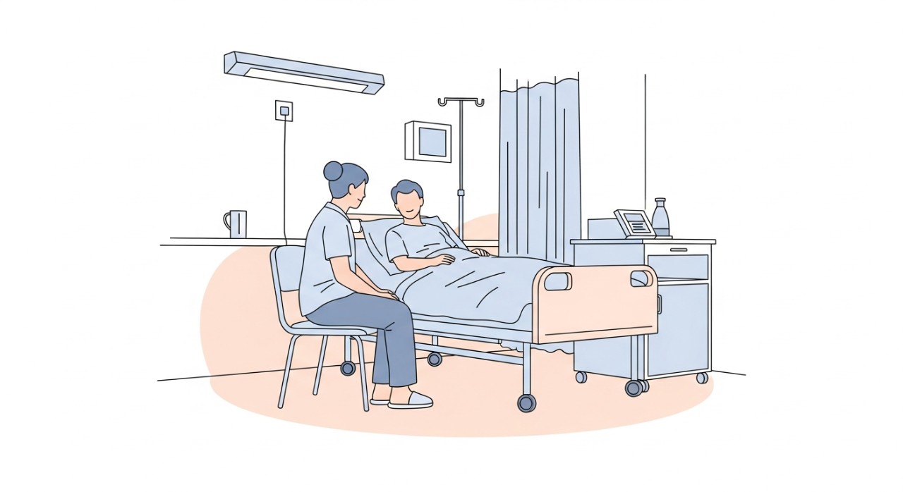 Masa Melawat Century Medical Centre Terkini 2026 1 Seorang pelawat duduk di sisi katil sambil berbual ringkas dengan pesakit di dalam wad hospital.