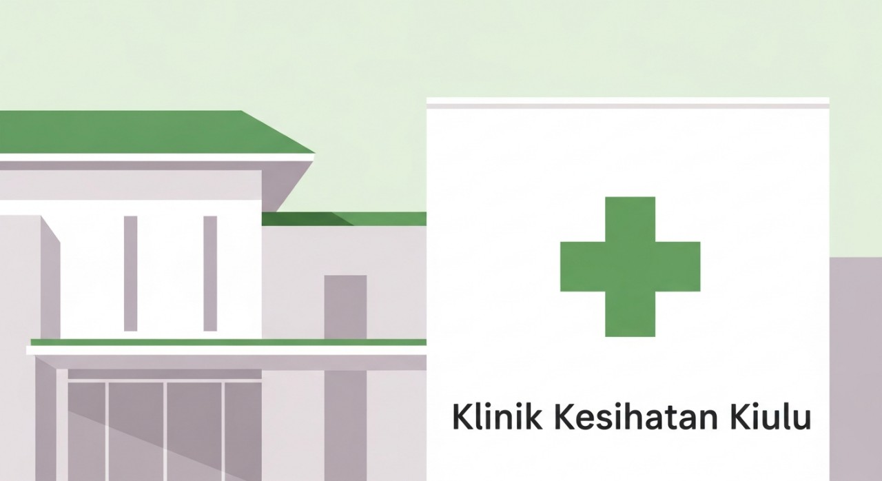 Pemandangan hadapan bangunan Klinik Kesihatan Kiulu dengan lambang palang hijau.