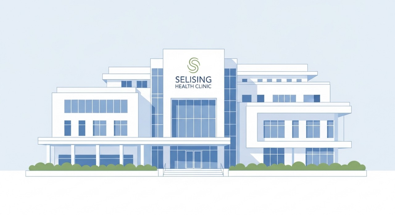 Pandangan hadapan bangunan klinik kesihatan Selising yang moden dan bersih.
