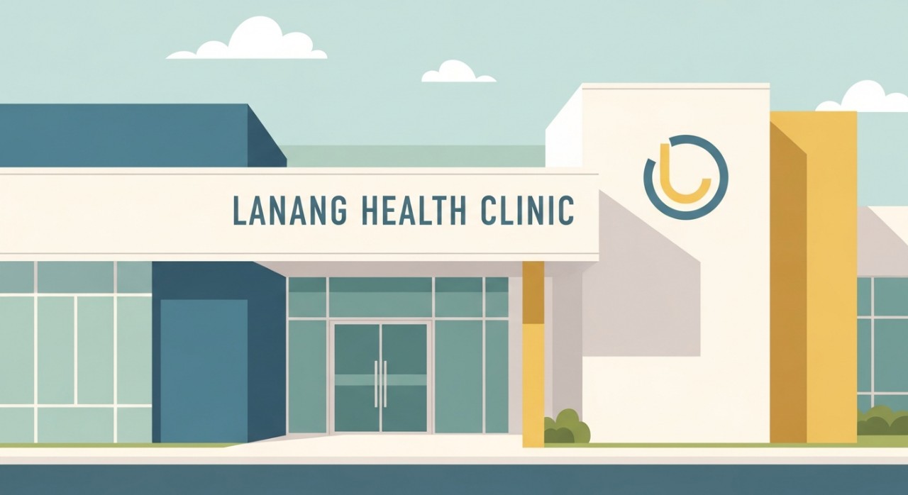 Pandangan hadapan bangunan utama Klinik Kesihatan Lanang yang moden dengan pintu masuk utama yang jelas.