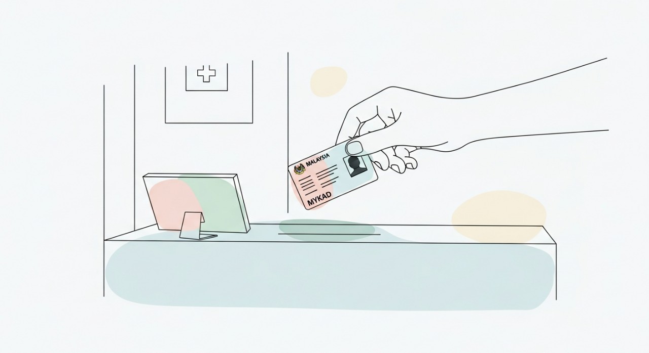 Tangan memegang kad pengenalan di kaunter pendaftaran klinik kesihatan.