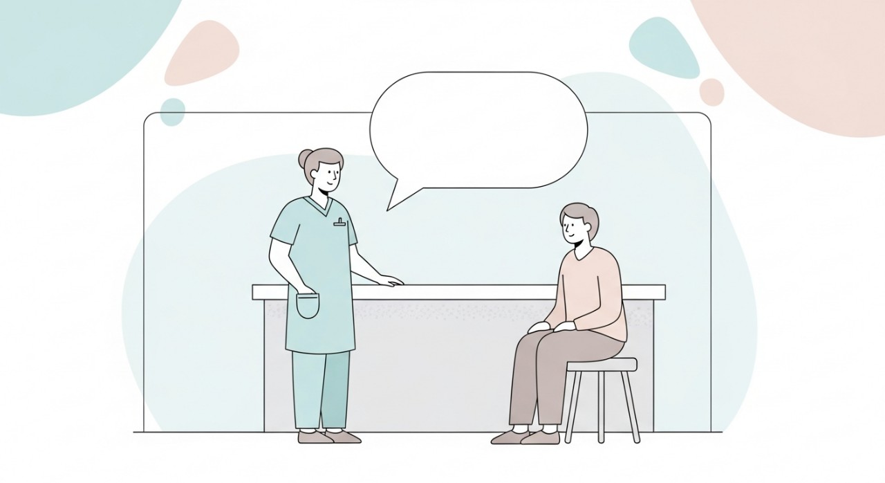 Seorang doktor atau jururawat sedang memberikan penerangan kepada pesakit di kaunter pendaftaran klinik.