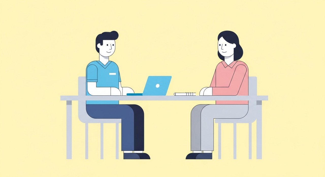 Seorang doktor berbincang dengan pesakit di meja konsultasi di dalam bilik pemeriksaan.