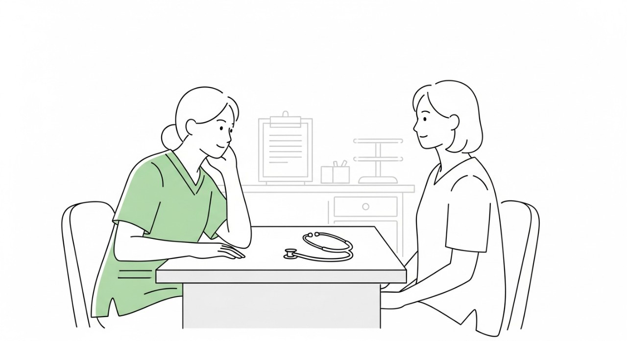 Seorang doktor sedang memberi konsultasi kepada pesakit di bilik pemeriksaan yang bersih