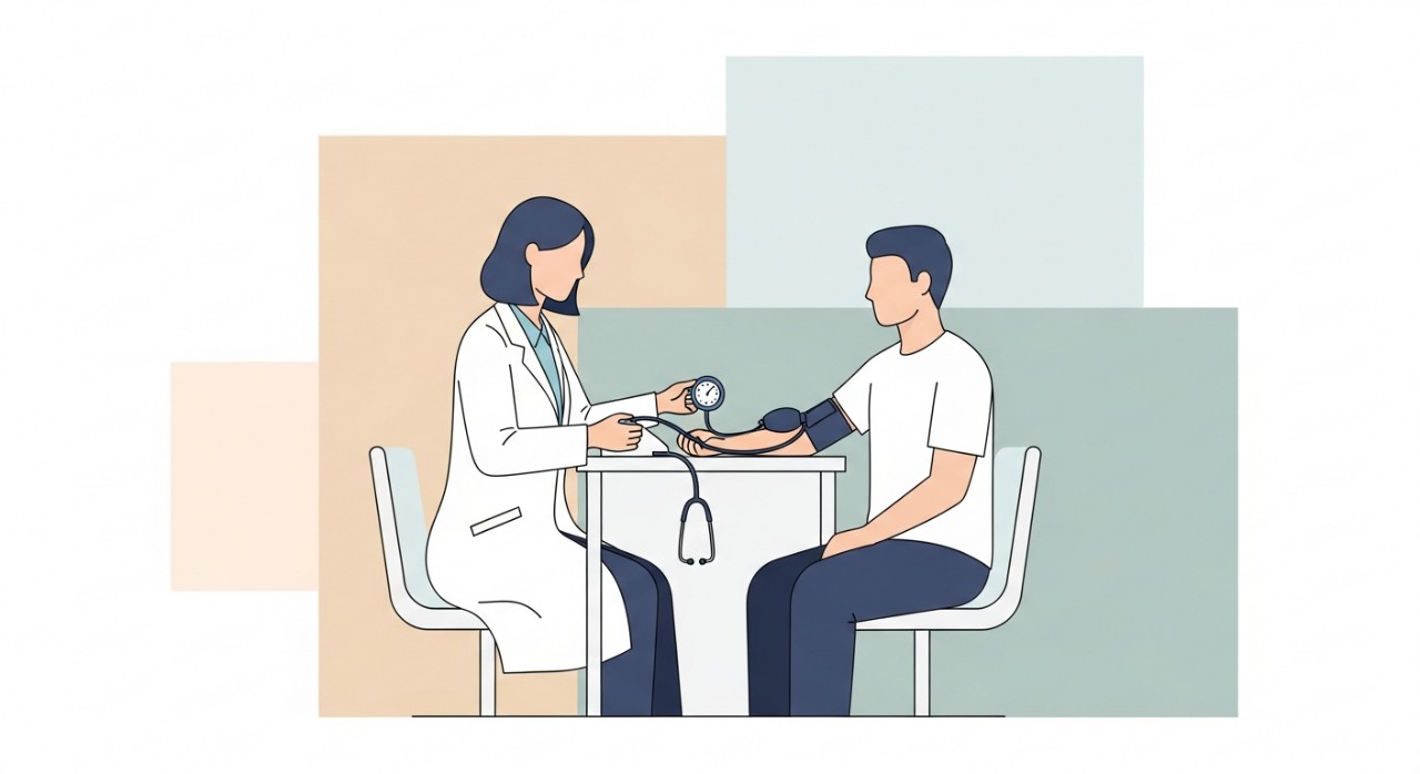 Seorang doktor wanita sedang memeriksa tekanan darah seorang pesakit di bilik rawatan.