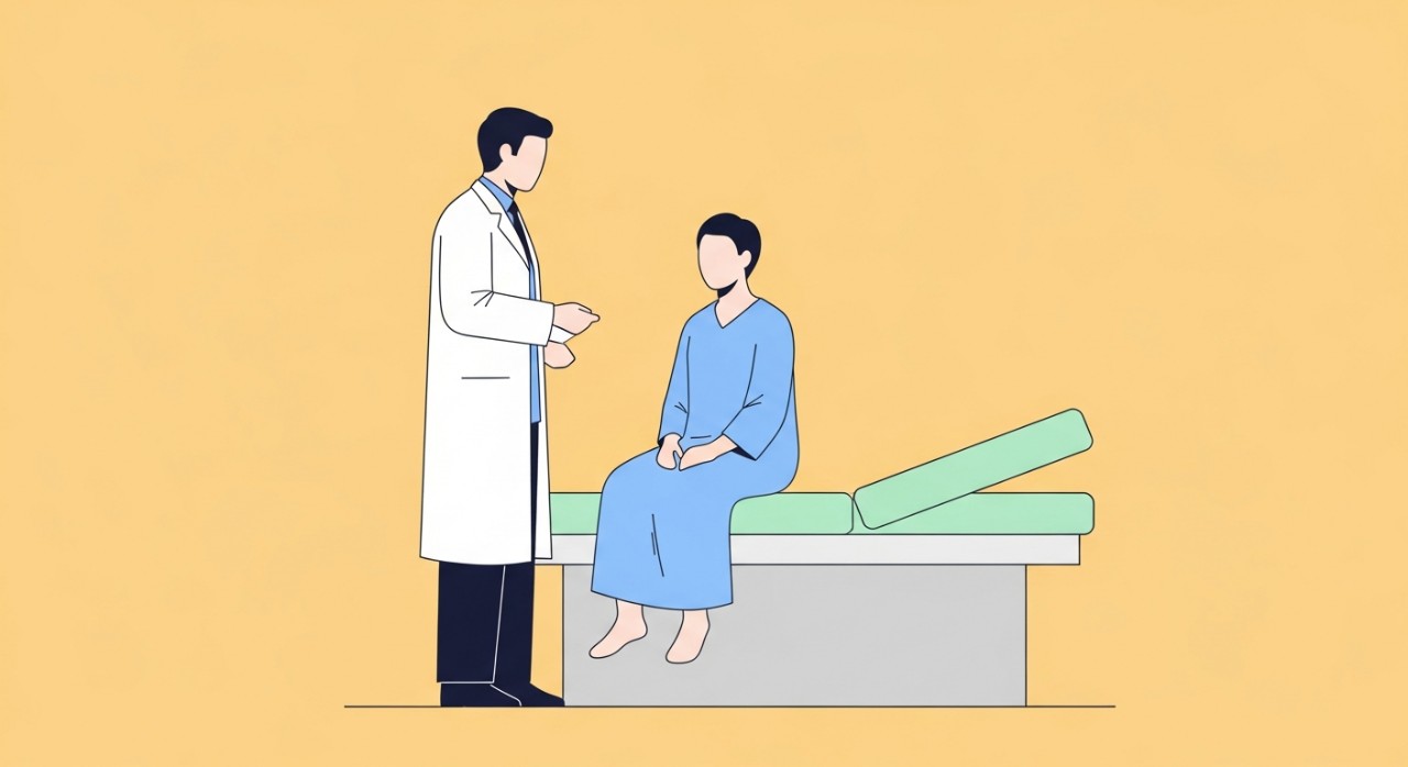 Masa Operasi Klinik Mediviron Puchong Prima Terkini 2026 2 Seorang doktor sedang berbual dan memberikan nasihat kepada pesakit di bilik rawatan klinik.