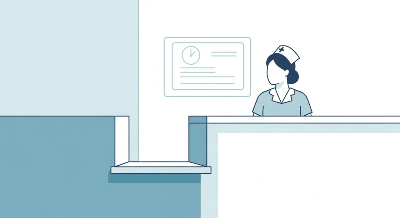 Kaunter pendaftaran pesakit dengan seorang jururawat sedang menyemak jadual waktu.