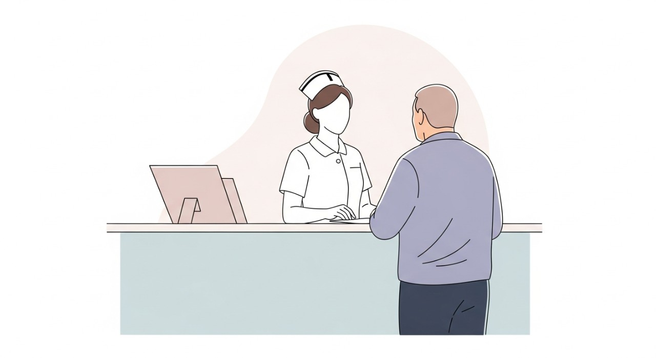 Seorang jururawat memakai uniform sedang menyambut atau melayani seorang pesakit di kaunter pendaftaran klinik.