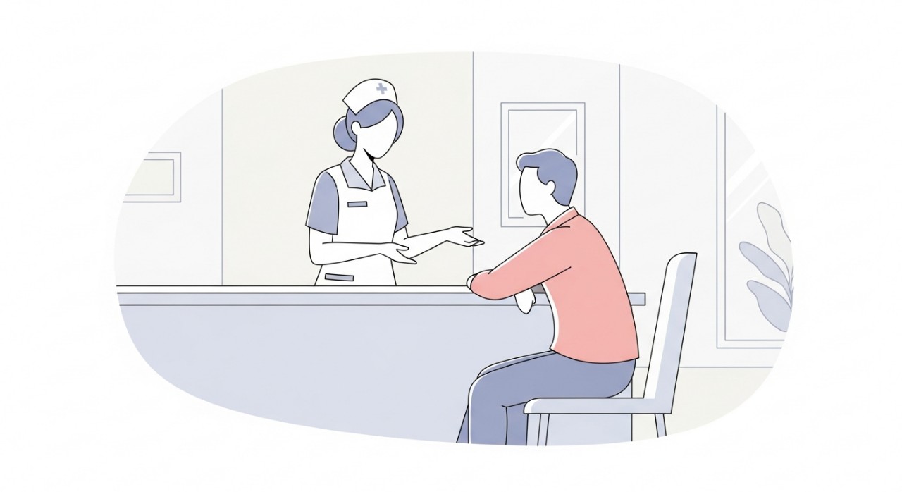 Seorang jururawat sedang berinteraksi dengan pesakit di kaunter pendaftaran klinik desa.