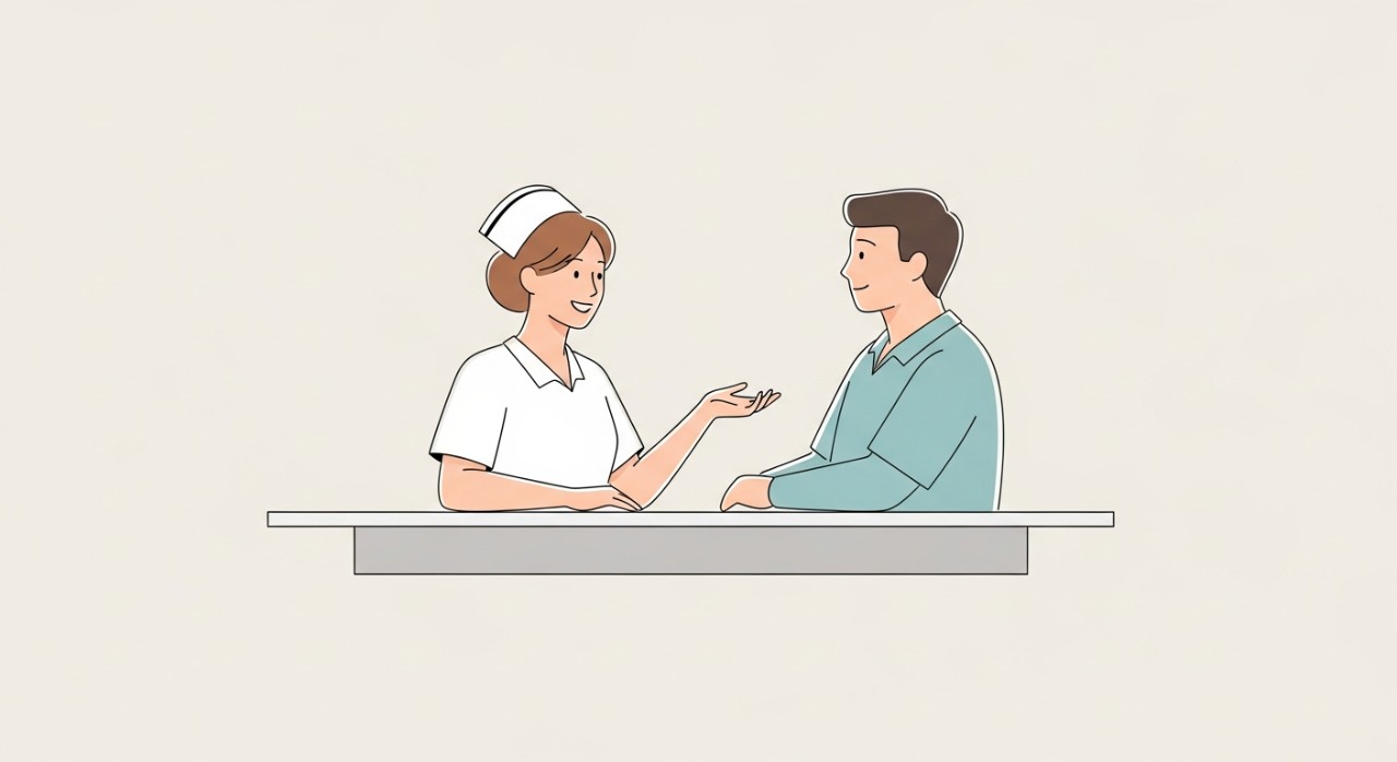 Seorang jururawat sedang menyambut dan membantu pesakit di kaunter pendaftaran klinik desa.