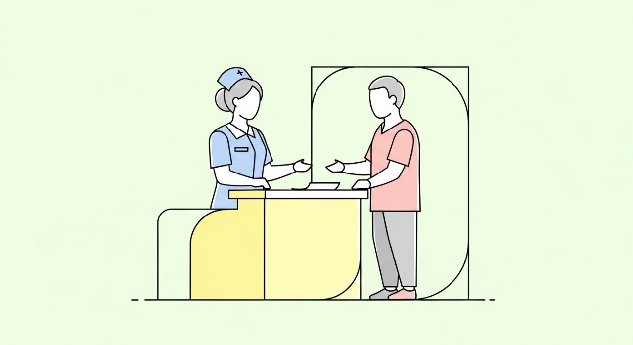 Seorang jururawat berbaju seragam sedang berinteraksi dengan pesakit di kaunter pendaftaran klinik.