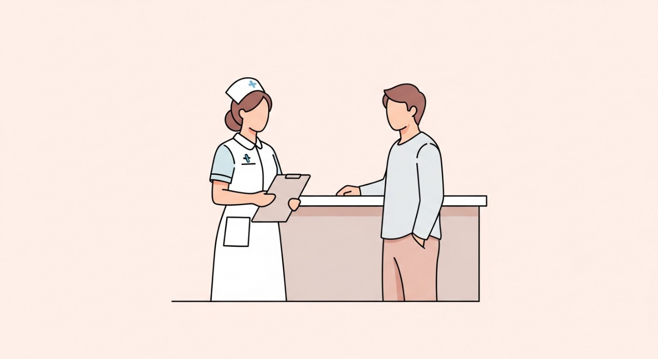 Masa Operasi Klinik Kesihatan Pasir Puteh 2026 & Jadual Terkini 1 Seorang jururawat sedang berbual dengan pesakit di kaunter pendaftaran dengan senyuman.