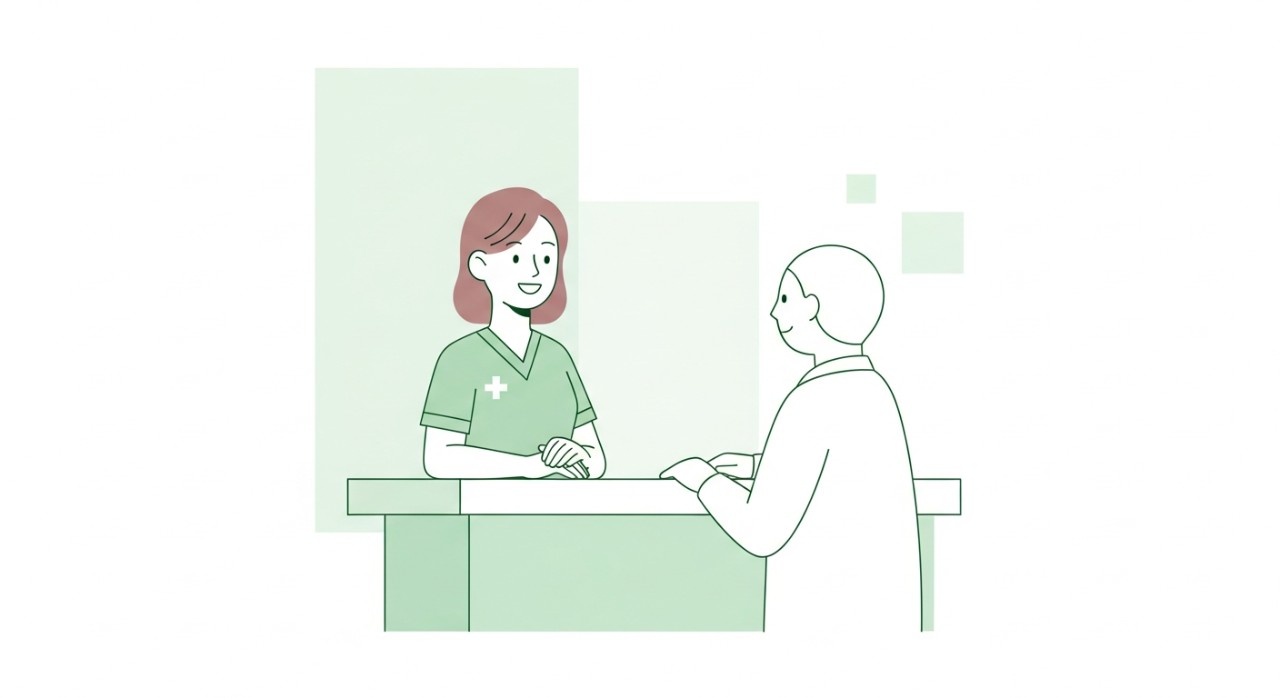 Seorang jururawat berdiri di kaunter pendaftaran menyambut pesakit.