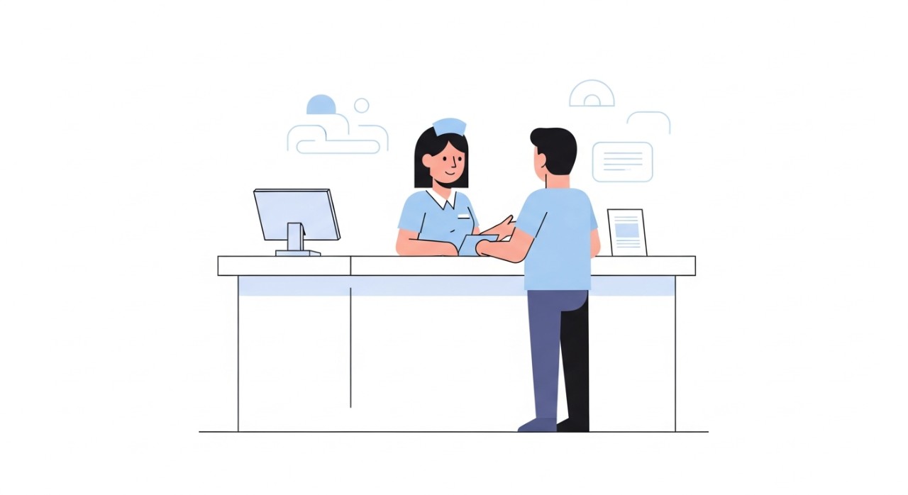 Seorang kakitangan hospital sedang melayan pertanyaan pesakit di kaunter pendaftaran.