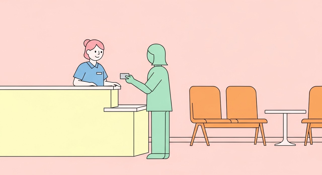 Masa Operasi Hospital Mukah dan Jadual Terperinci 2026 1 Seorang kakitangan hospital sedang melayan pesakit di kaunter pendaftaran.