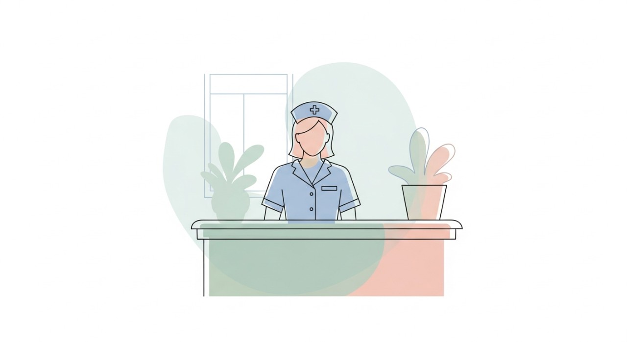 Masa Operasi Hospital Kuala Nerang 2026: Jadual Terkini 1 Seorang jururawat sedang tersenyum dan melayan pesakit di kaunter pendaftaran Hospital Kuala Nerang.