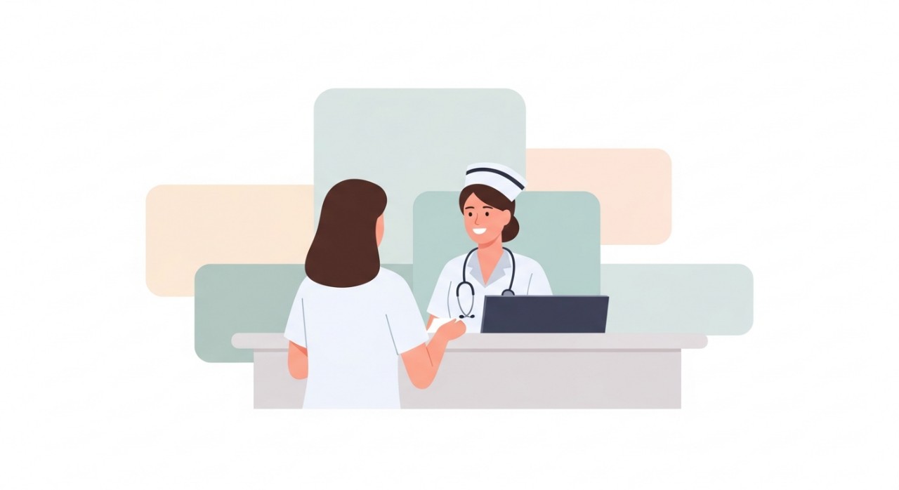 Petugas kesihatan berseragam sedang bersedia di kaunter pendaftaran.