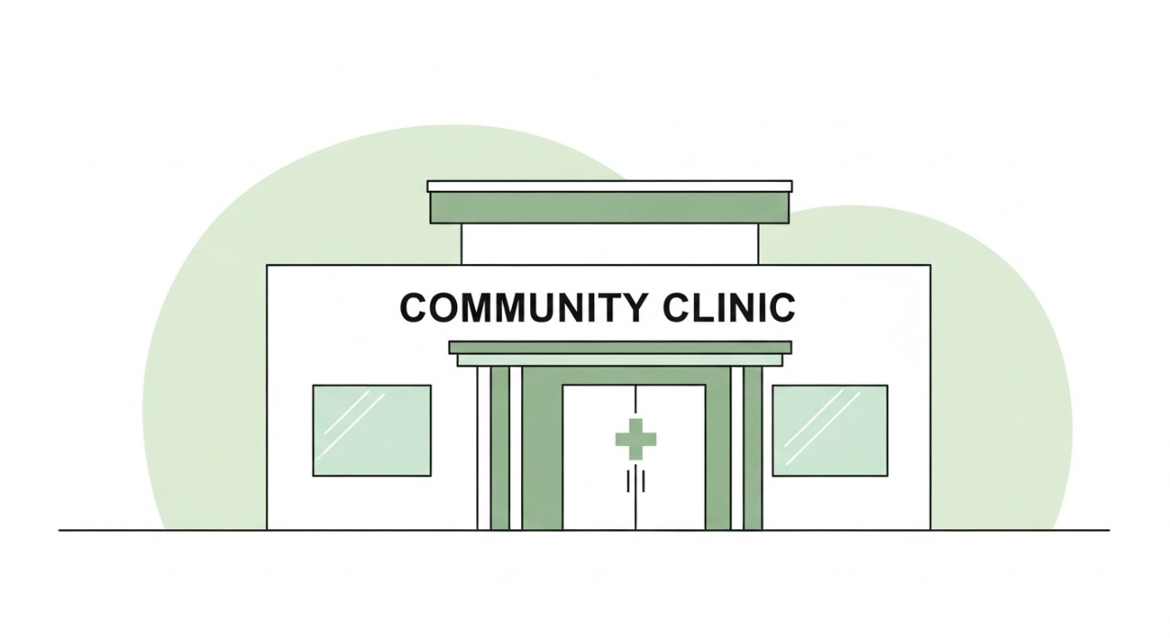 Pemandangan hadapan bangunan klinik komuniti yang kecil dan moden.