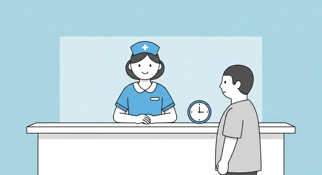 Masa Operasi Hospital Lundu 2026: Jadual Terkini 1 Seorang kakitangan hospital sedang memberikan maklumat jadual waktu operasi kepada pesakit di kaunter.