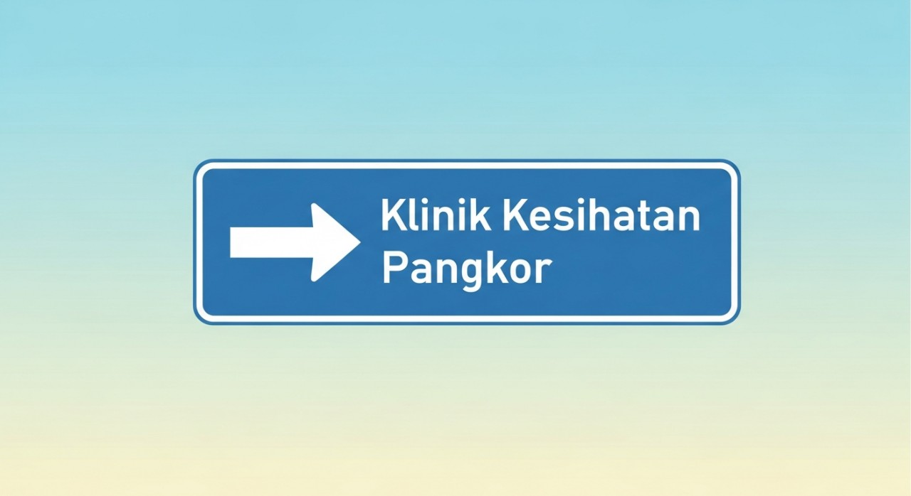 Papan tanda arah berwarna biru dan putih menunjukkan lokasi Klinik Kesihatan Pangkor.