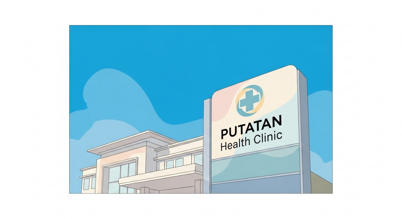 Papan tanda besar Klinik Kesihatan Putatan yang jelas kelihatan di hadapan bangunan utama.