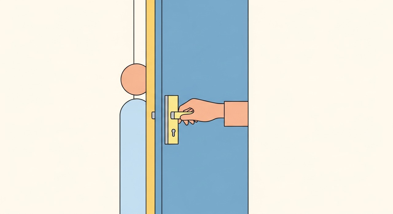 Seorang pelawat sedang membuka pintu bilik untuk melawat pesakit di hospital.