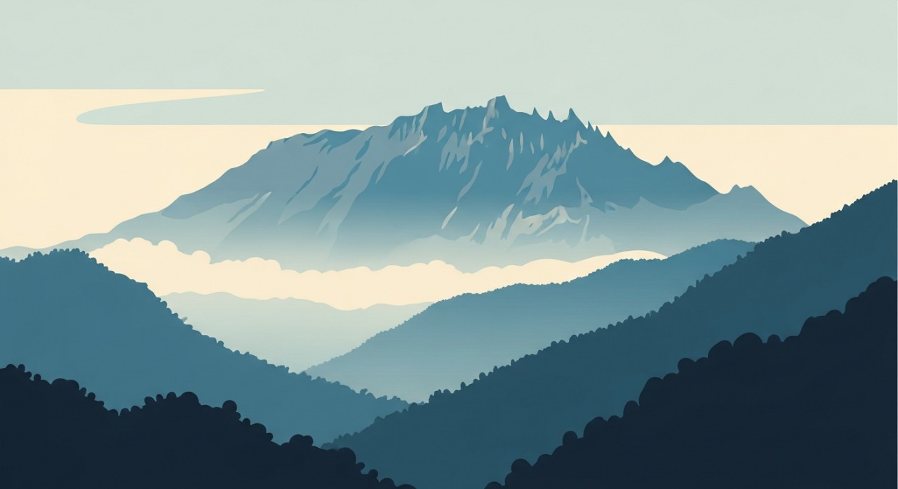 Pemandangan pergunungan hijau dan bukit-bukit di kawasan Kundasang yang berkabus.