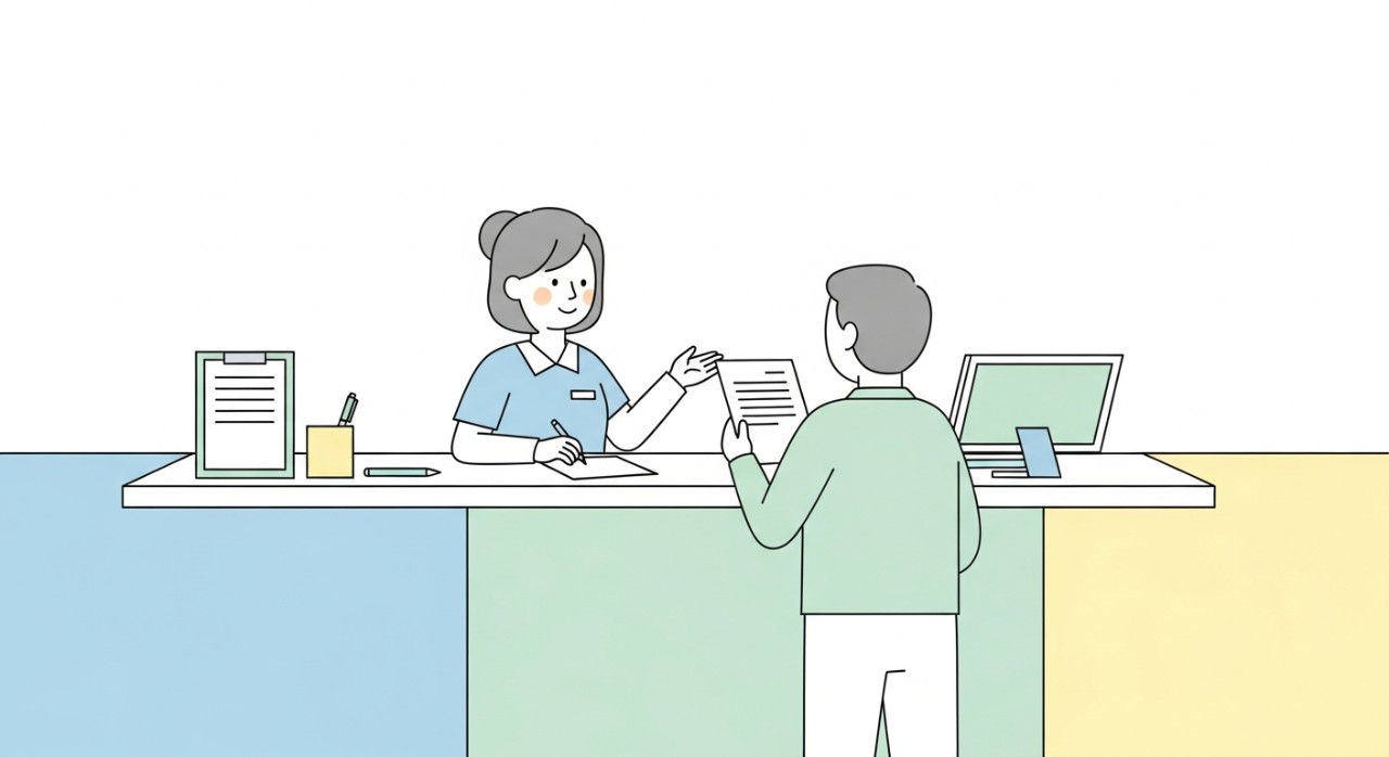 Seorang petugas kesihatan sedang melayani pendaftaran seorang pesakit di kaunter perkhidmatan.