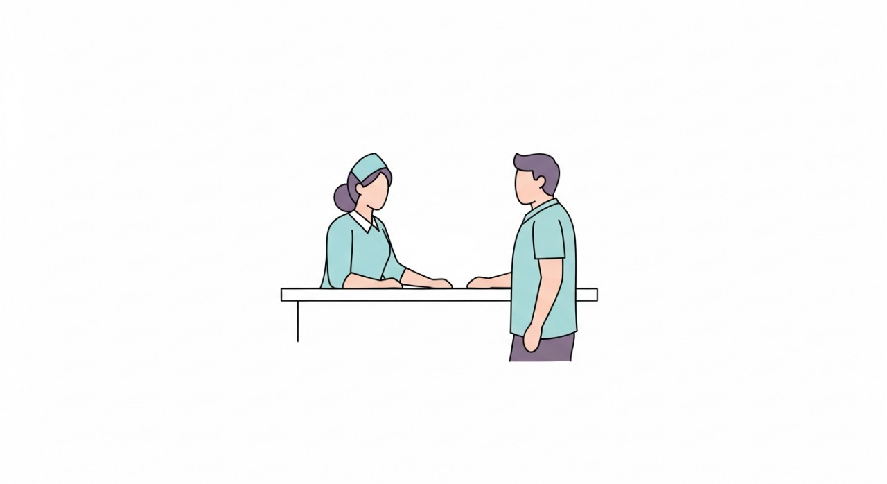 Seorang jururawat sedang berbual dengan pesakit di kaunter pendaftaran klinik.