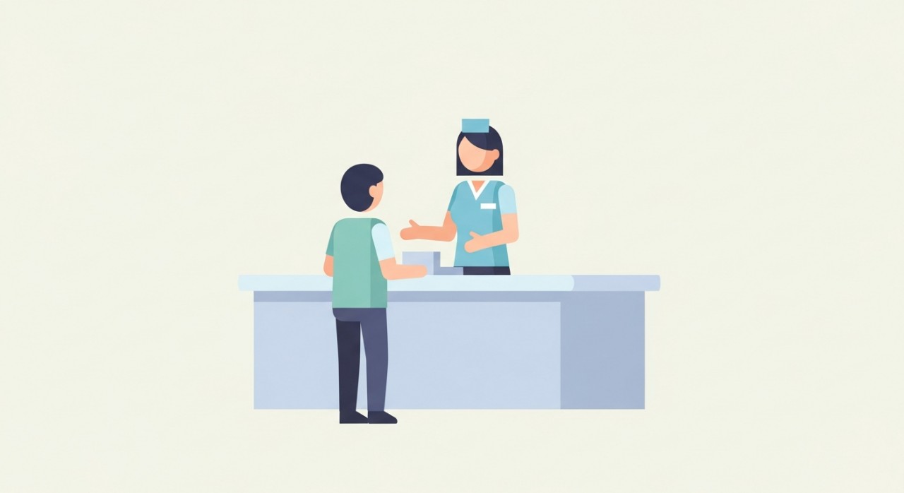 Seorang kakitangan klinik sedang melayani pesakit di kaunter pendaftaran.