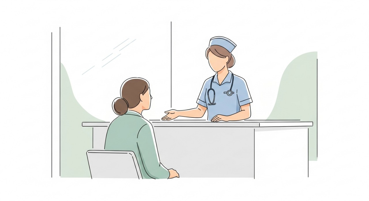 Masa Operasi Klinik Kesihatan Bandar Permaisuri 2026 1 Seorang jururawat sedang membantu pesakit di kaunter pendaftaran.