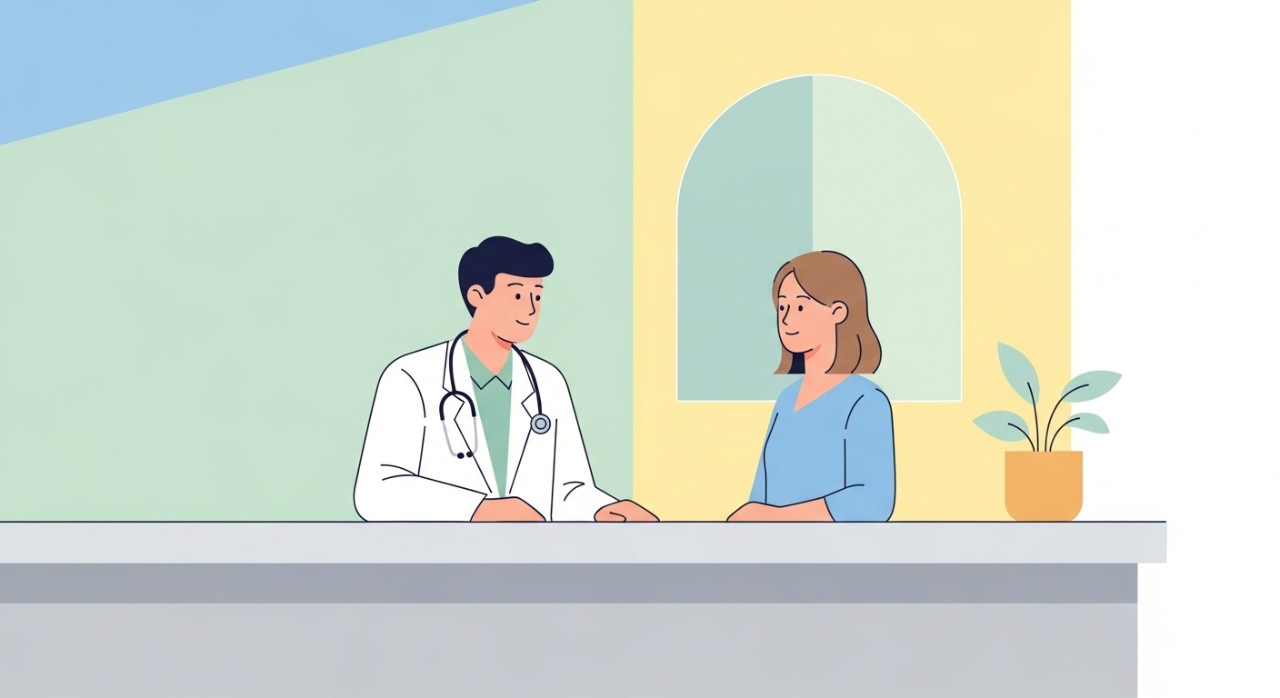 Masa Operasi Hospital Tuaran Terkini (2026): Jadual Lengkap 1 Doktor sedang berbincang dengan pesakit di kaunter klinik pakar