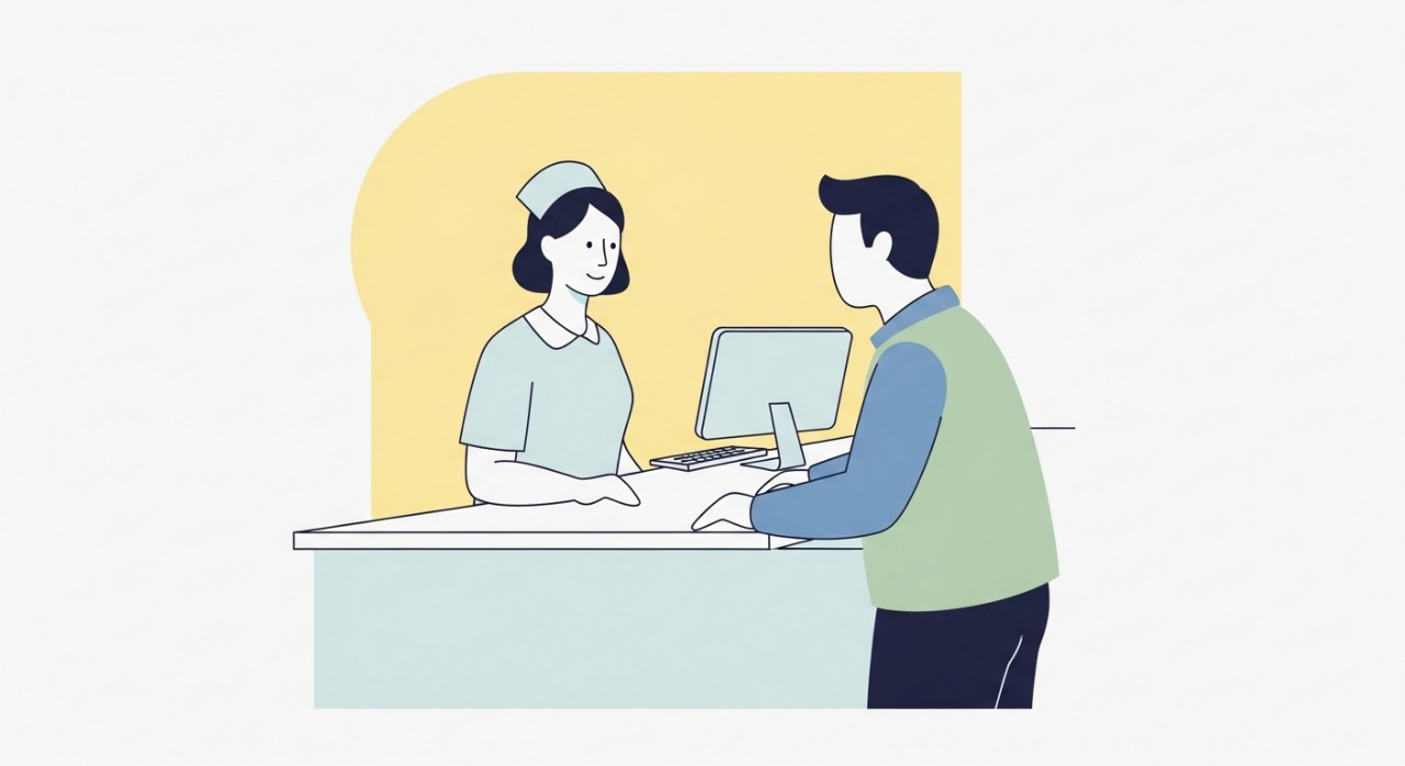Seorang pesakit sedang berinteraksi dengan jururawat di kaunter pendaftaran klinik.