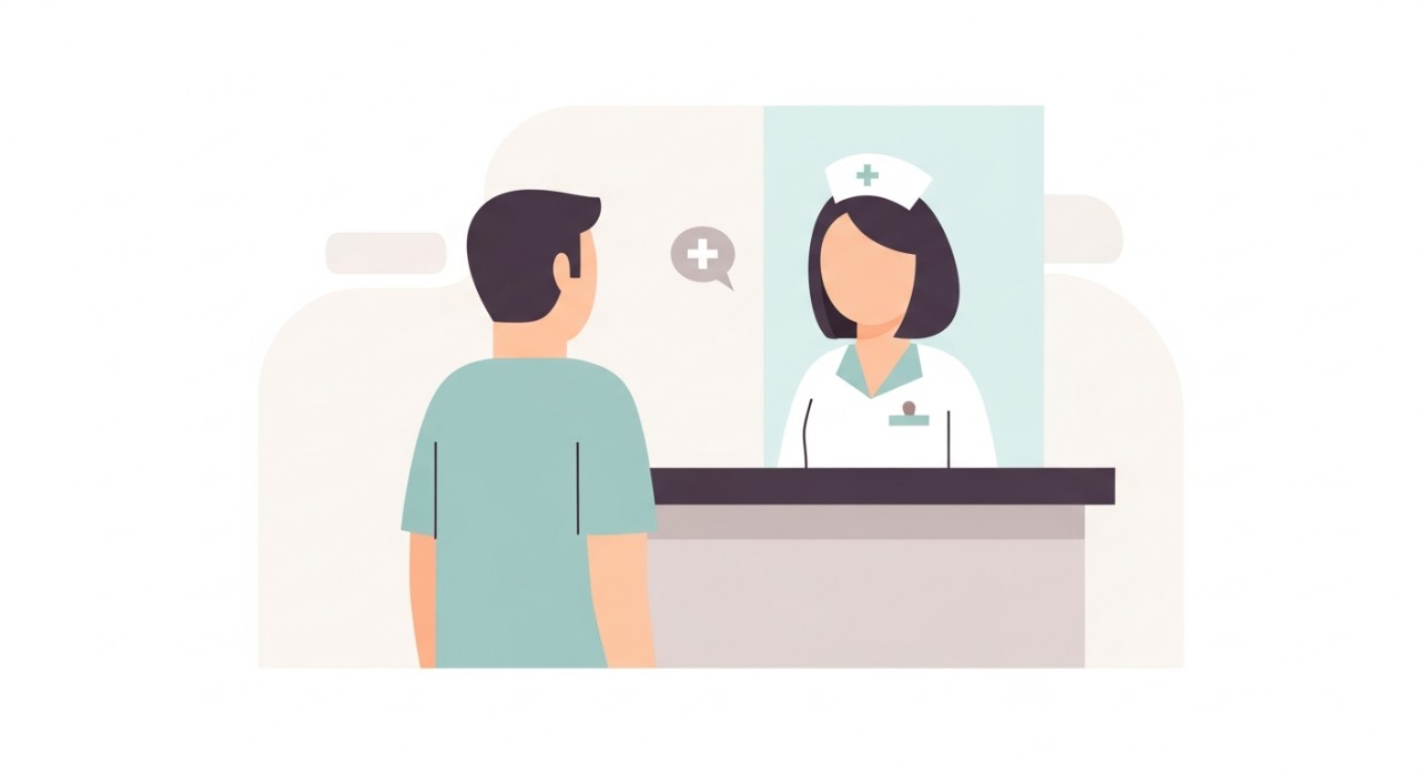 Masa Operasi Hospital Kudat 2026: Jadual Jabatan & Tips 1 Seorang pesakit sedang berurusan di kaunter pendaftaran hospital.