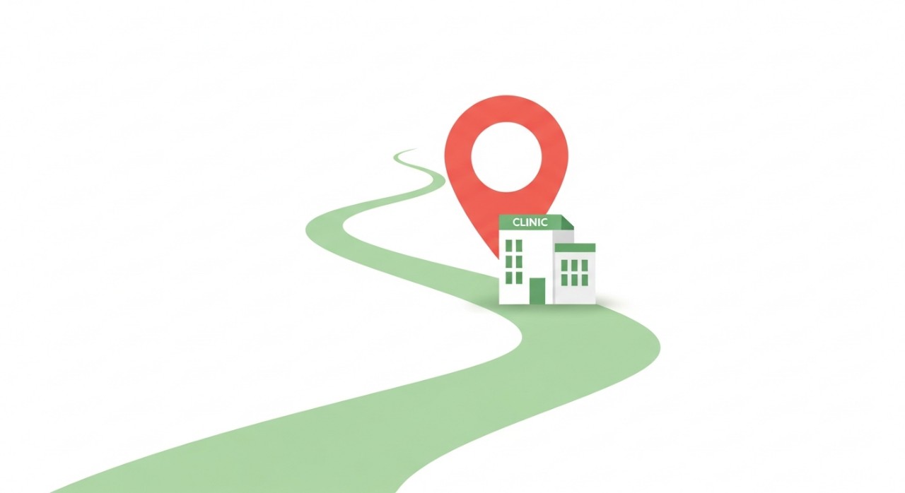 Simbol pin lokasi diletakkan di atas ikon bangunan klinik pada peta digital ringkas.