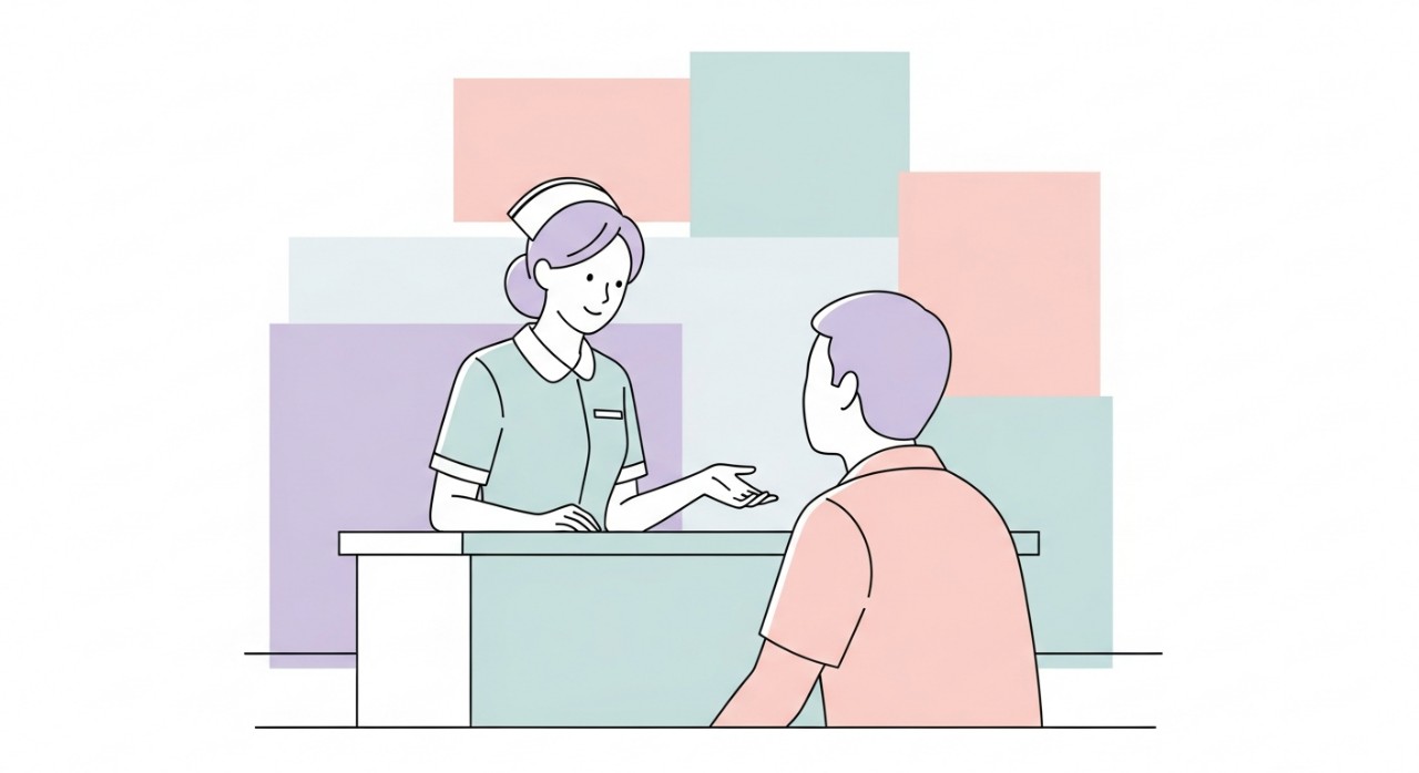 Seorang jururawat sedang melayani seorang pesakit di kaunter pendaftaran klinik.
