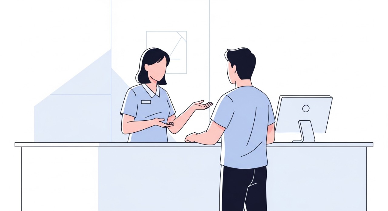 Masa Operasi Klinik Komuniti PPR Batu Muda 2026: Jadual Terperinci & Perkhidmatan 1 Seorang petugas kesihatan sedang memberikan ubat atau nasihat kepada pesakit di kaunter pendaftaran klinik.