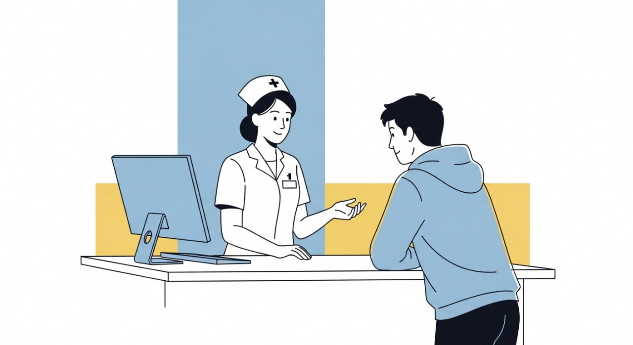 Seorang jururawat membantu pesakit di kaunter pendaftaran Klinik Kesihatan.