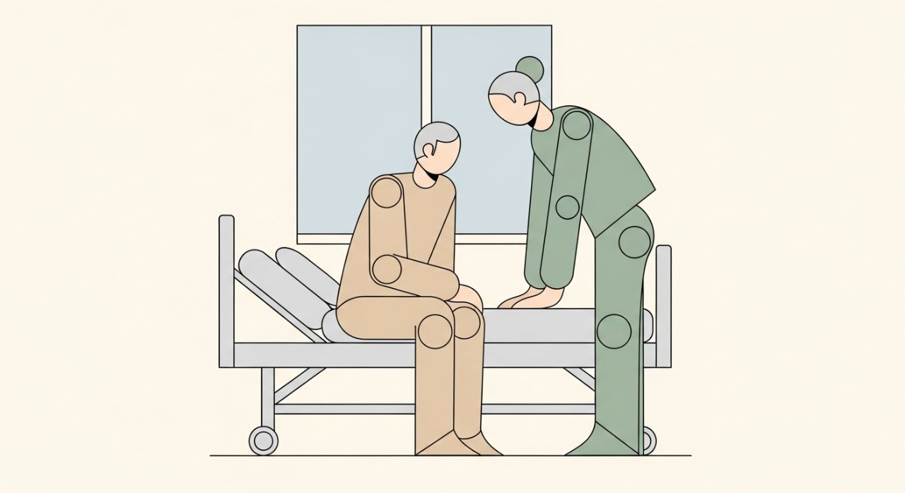 Masa Melawat Strand Specialist Hospital Paling Tepat (2026) 1 Seorang pelawat berdiri di sisi katil pesakit, menunjukkan interaksi lawatan di wad hospital.