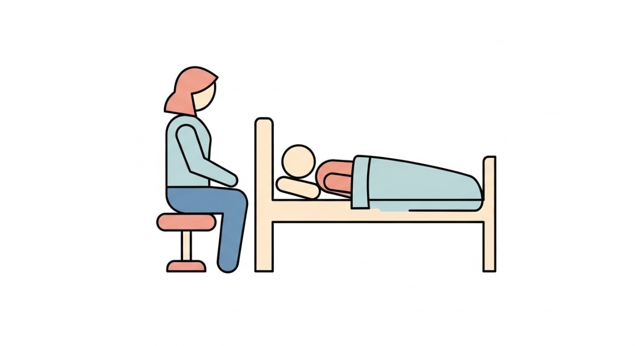 Masa Operasi Hospital Ranau 2026: Jadual Terperinci 1 Seorang pelawat berdiri di sebelah katil pesakit di wad hospital.