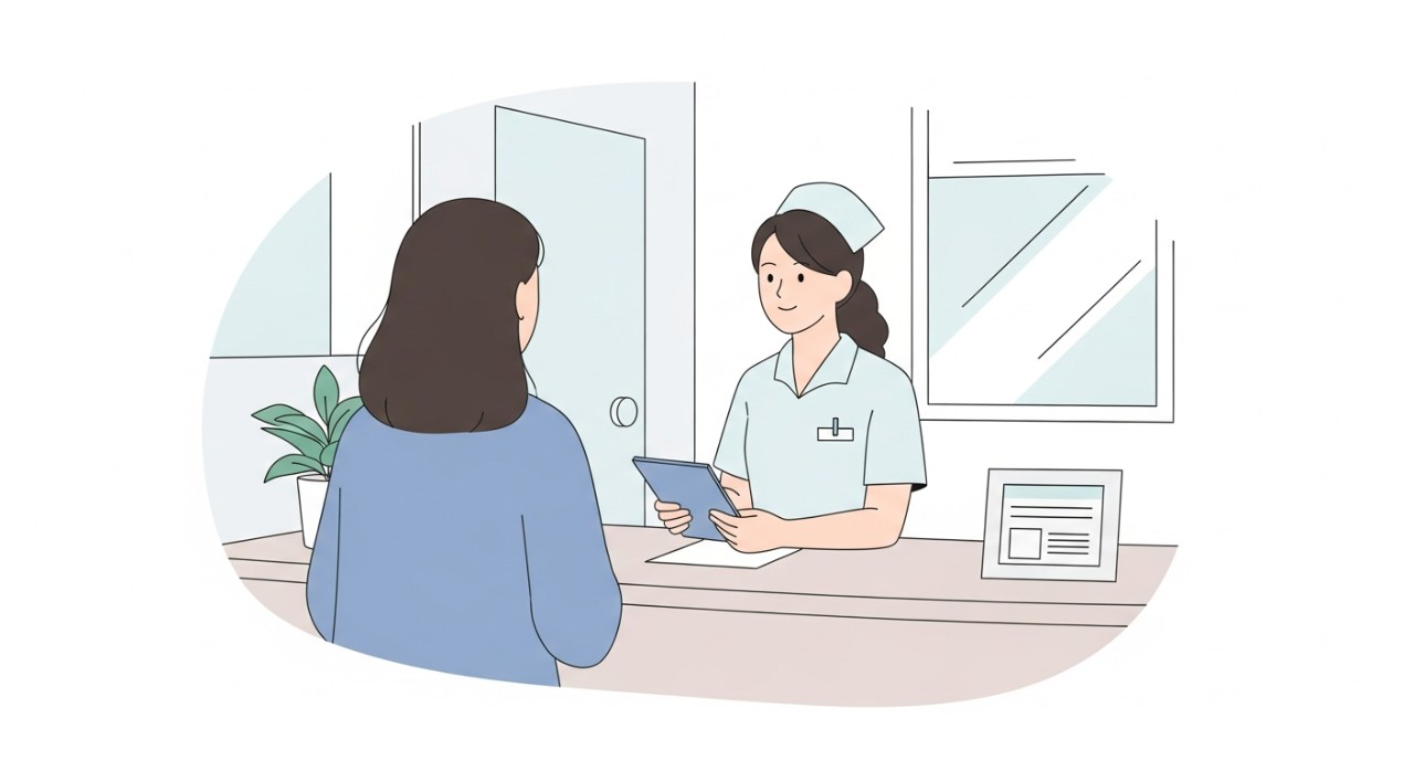 Seorang jururawat sedang memberikan khidmat nasihat kesihatan kepada seorang pesakit di meja kaunter.