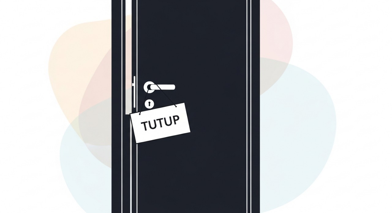 Masa Operasi Klinik Desa Balung 2026: Jadual Rasmi Terkini & Cuti Umum 1 Pintu masuk hadapan klinik desa yang masih tertutup dengan papan tanda 'Tutup' yang tergantung di tombol pintu.