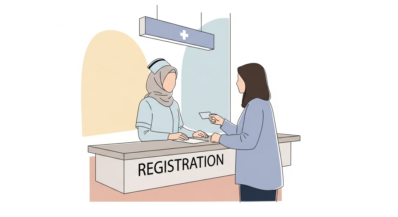 Masa Operasi Hospital Mersing 2026: Waktu Perkhidmatan 1 Seorang jururawat sedang melayan pesakit di kaunter pendaftaran Hospital Mersing.