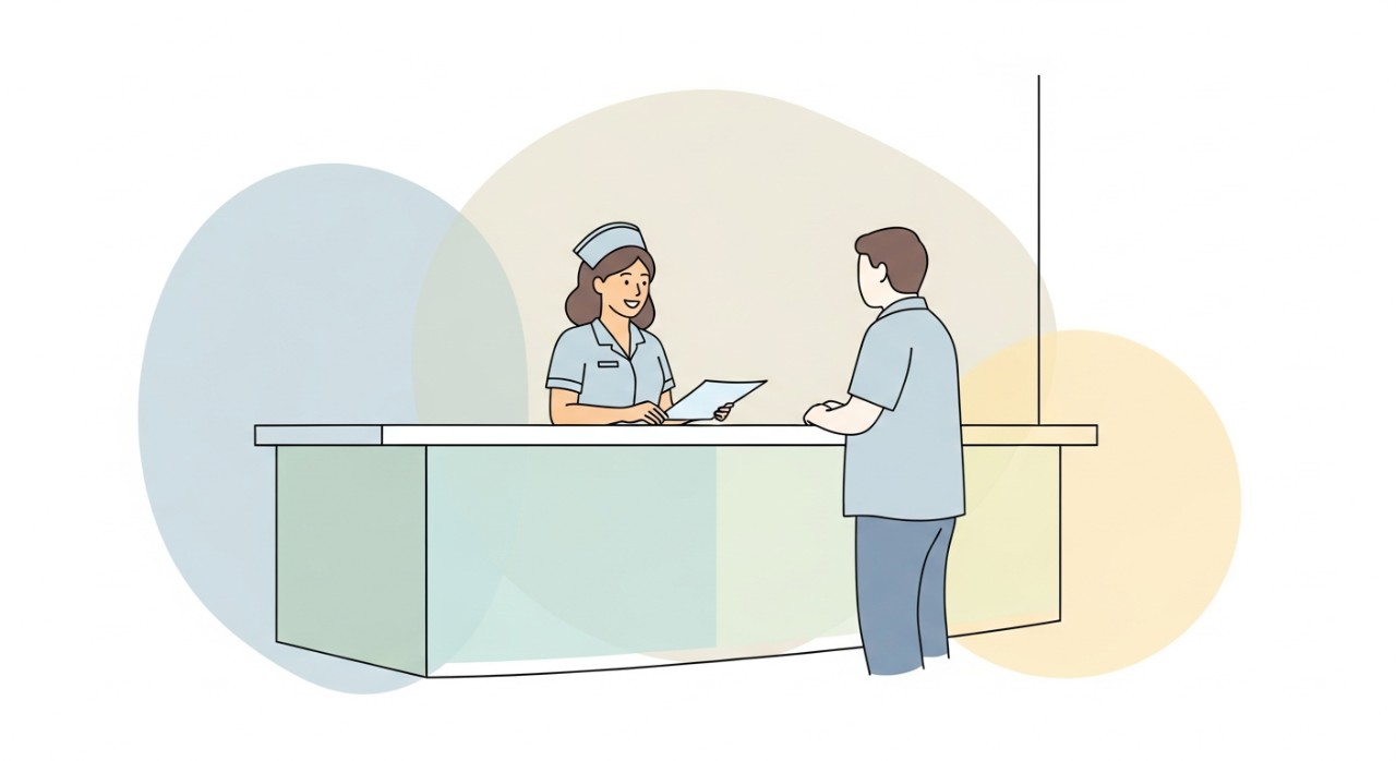Seorang jururawat sedang melayan pesakit di kaunter pendaftaran hospital.