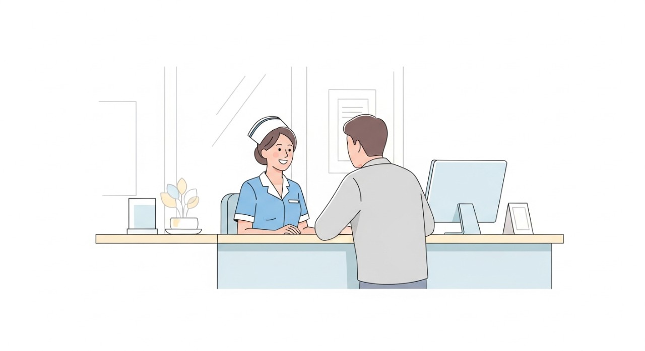 Jururawat sedang melayani pesakit di kaunter pertanyaan hospital.