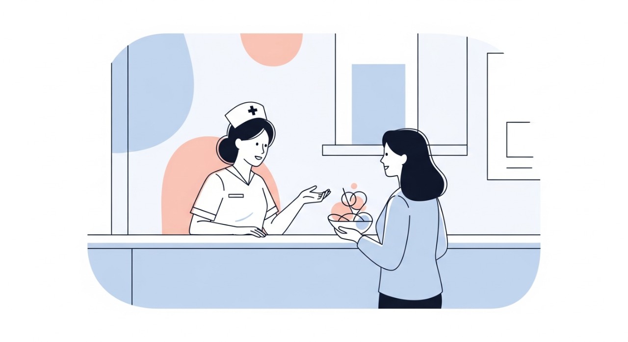 Seorang pelawat sedang berbual dengan jururawat di kaunter pendaftaran hospital.